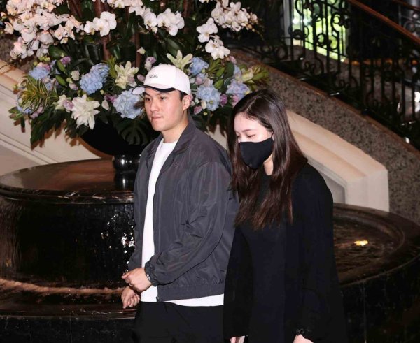 股票配资神器 何家四房罕见齐聚！陈婉珍需人搀扶，三房子女携新欢亮相引热议